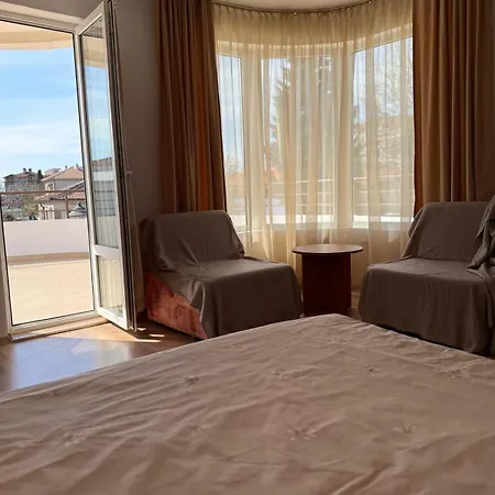 Andre Hotel *